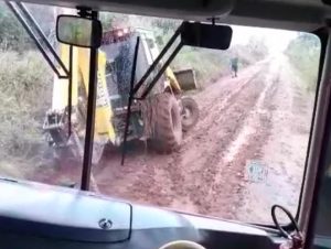 Caos no interior. Na Água Morna, ônibus só passa com ajuda de retroescavadeira