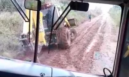 Caos no interior. Na Água Morna, ônibus só passa com ajuda de retroescavadeira