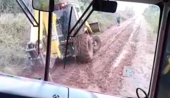 Caos no interior. Na Água Morna, ônibus só passa com ajuda de retroescavadeira