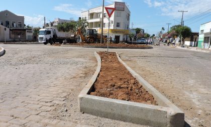 Falta de asfalto leva obra da rotatória por mais uma semana