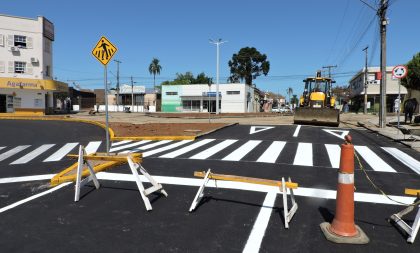 Rotatória ainda em obras e não terá siga livre