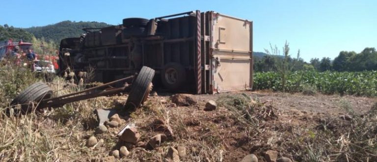 Acidente com caminhão deixa homem ferido na ERS-400