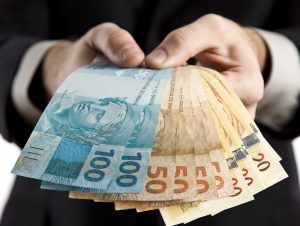 Aposentado que ganha mínimo recebe novo piso de R$ 1.045 a partir de 4ª feira