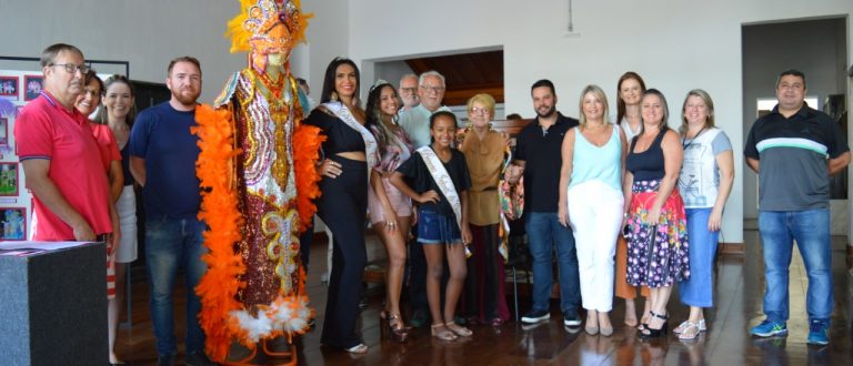 Carnavalesca Laura Vargas visita exposição em sua homenagem