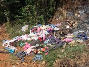 Roupas são descartadas em lixão no Passo do Moura