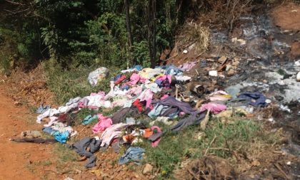 Roupas são descartadas em lixão no Passo do Moura