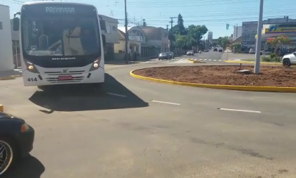 Em teste com rotatória liberada, ônibus passam?