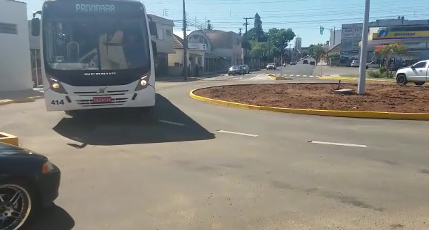 Em teste com rotatória liberada, ônibus passam?