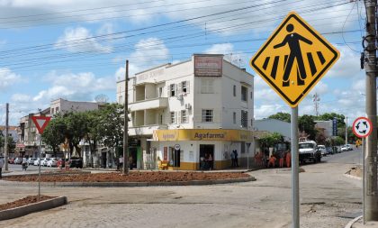 Rotatória: secretário nega paralisação de obras por erro no projeto