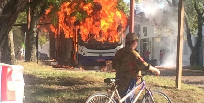 Ônibus de empresa que iria concorrer em processo do transporte público em Cachoeira do Sul pega fogo em Bagé