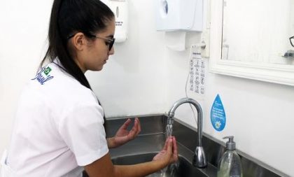 Senac ensina passo a passo de como lavar as mãos e usar o álcool em gel