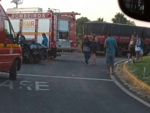 Colisão entre carro e caminhão deixa uma pessoa ferida