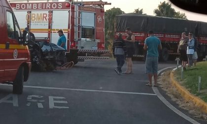 Colisão entre carro e caminhão deixa uma pessoa ferida