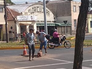 Buraco na rotatória: Ghignatti registra ocorrência na Delegacia de Polícia contra a Corsan