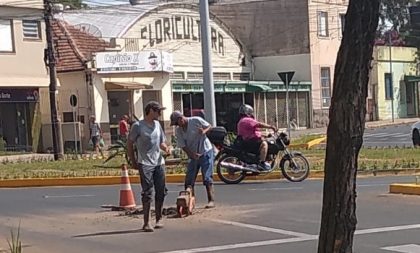 Buraco na rotatória: Ghignatti registra ocorrência na Delegacia de Polícia contra a Corsan