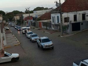 Empresários em carreata pedem a reabertura do comércio