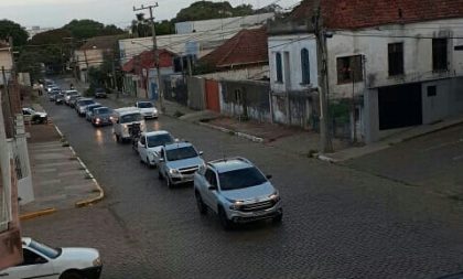 Empresários em carreata pedem a reabertura do comércio