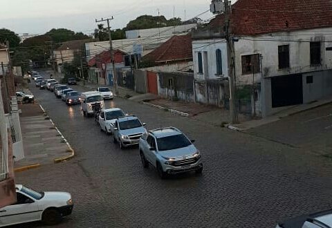 Empresários em carreata pedem a reabertura do comércio