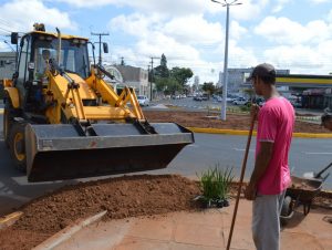 Começa o ajardinamento da rotatória da Cinco Esquinas