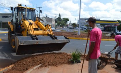 Começa o ajardinamento da rotatória da Cinco Esquinas