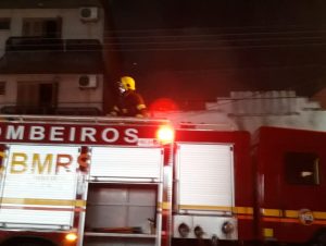 Incêndio em prédio no centro mobiliza o Corpo de Bombeiros