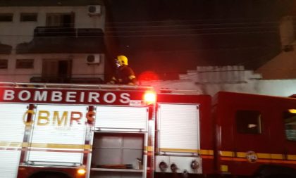 Incêndio em prédio no centro mobiliza o Corpo de Bombeiros