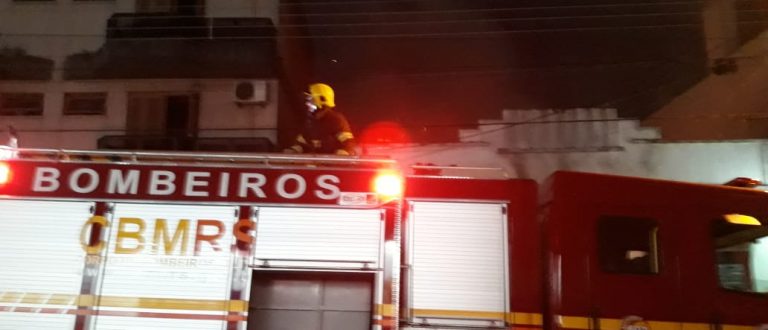 Incêndio em prédio no centro mobiliza o Corpo de Bombeiros