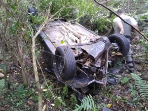 Bandido assalta posto, foge com carro de frentista e capota na BR-153