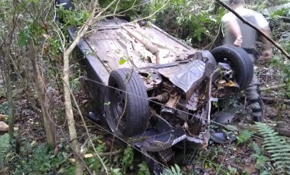 Bandido assalta posto, foge com carro de frentista e capota na BR-153