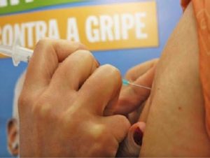 Vacinação contra a gripe começa pelos idosos nesta segunda-feira