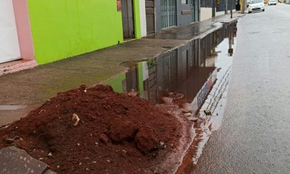 Troca de postes deixa moradores indignados