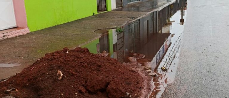 Troca de postes deixa moradores indignados