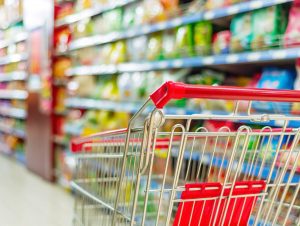 Supermercados adotam horários especiais de atendimento aos grupos de risco