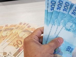 Auxílio emergencial de R$ 600 passa a valer. Saiba quem tem direito a receber o benefício