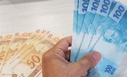 Auxílio emergencial de R$ 600 passa a valer. Saiba quem tem direito a receber o benefício