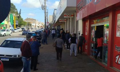 Abertura do comércio provoca formação de filas em Cachoeira