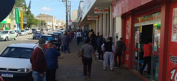 Abertura do comércio provoca formação de filas em Cachoeira