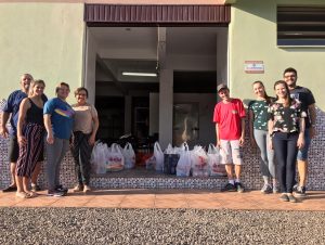 Smed doa 110 kits de alimentos que seriam para merenda escolar