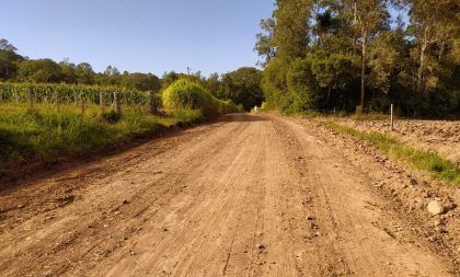 Paraíso do Sul: equipe de Obras realiza alargamento em estradas do interior