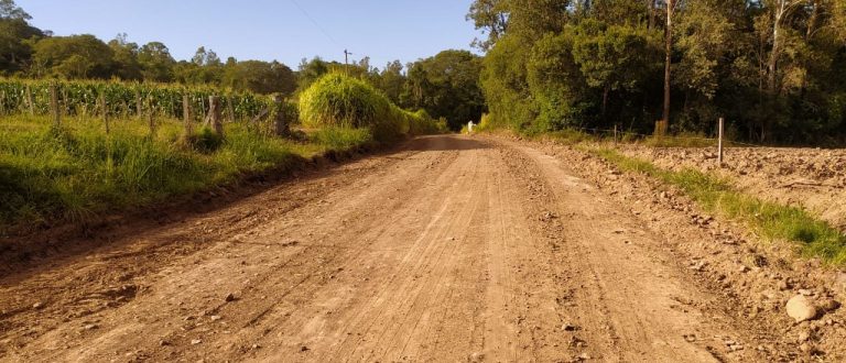 Paraíso do Sul: equipe de Obras realiza alargamento em estradas do interior