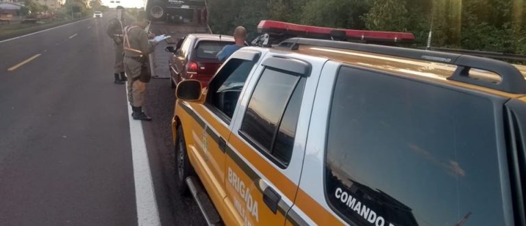 Condutora é flagrada com latão de cerveja e sem CNH