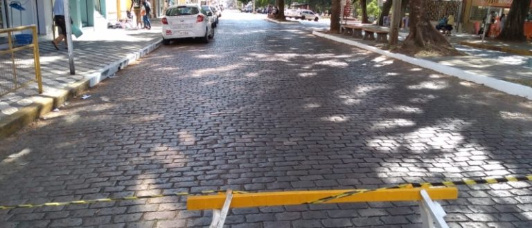 Prefeitura fecha a Rua 7 para poder distanciar as pessoas na fila da Caixa