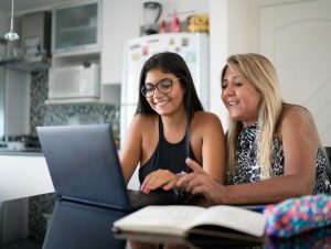 Senac RS dá dicas para pais e filhos adolescentes atravessarem o confinamento