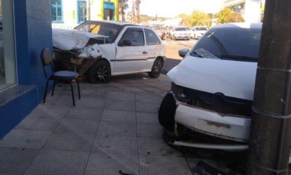 Acidente com carro de Cachoeira do Sul deixa 4 feridos no Centro de Santa Cruz