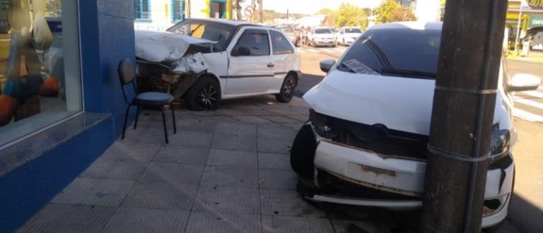 Acidente com carro de Cachoeira do Sul deixa 4 feridos no Centro de Santa Cruz