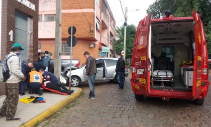 Colisão entre dois veículos deixa uma pessoa ferida no centro de Cachoeira