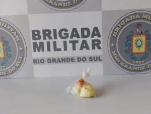 BM detém jovem por tráfico de drogas no Centro