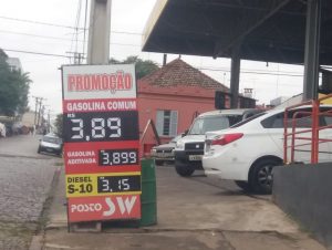 Litro da gasolina comum em Cachoeira cai para R$ 3,89