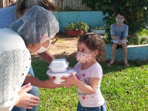 Kits de alimentos chegam aos estudantes da rede municipal