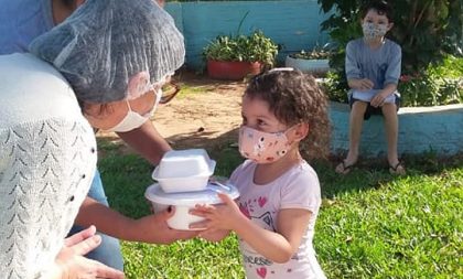 Kits de alimentos chegam aos estudantes da rede municipal